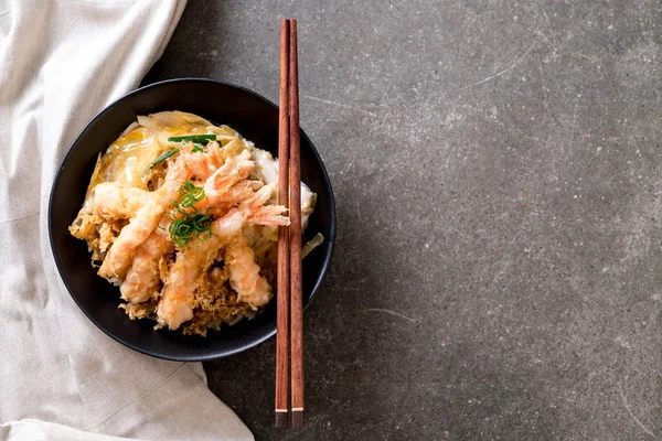 kızarmış karides tempura üzerinde beyaz surat - Japon yemekleri stil tepesinde