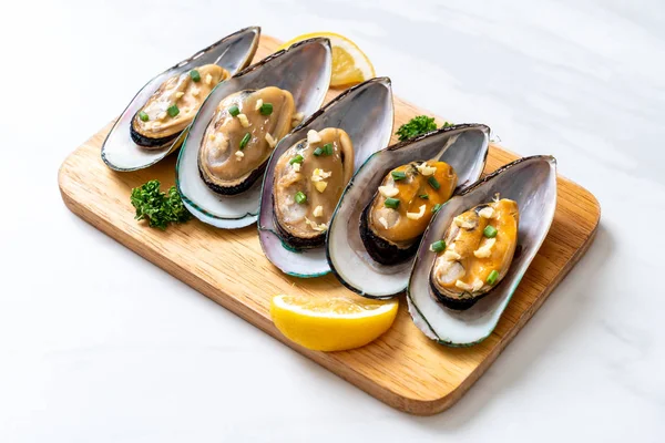 deniz ürünleri midye limon ve sarımsak ile