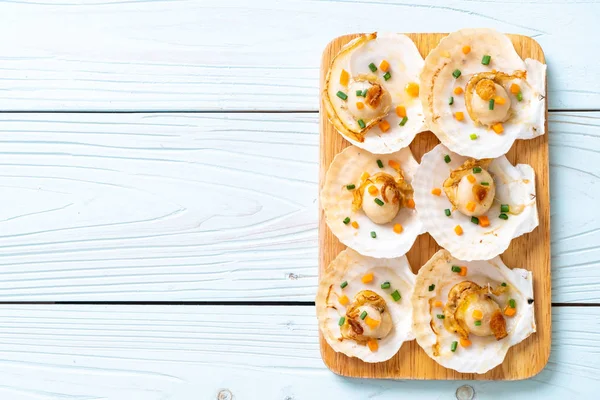 Kızarmış deniz tarağı, tereyağı ve sarımsak.