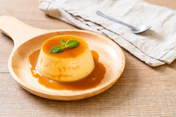 Naneli ev yapımı karamel kremalı puding.