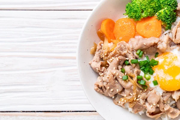 Donburi, domuz eti Pilav kasesi onsen yumurta ve sebze - Japon gıda tarzı