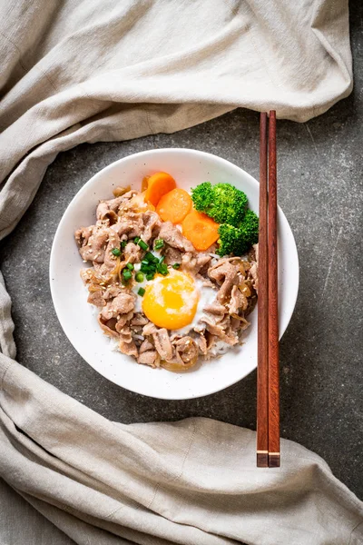 Donburi, domuz eti Pilav kasesi onsen yumurta ve sebze - Japon gıda tarzı