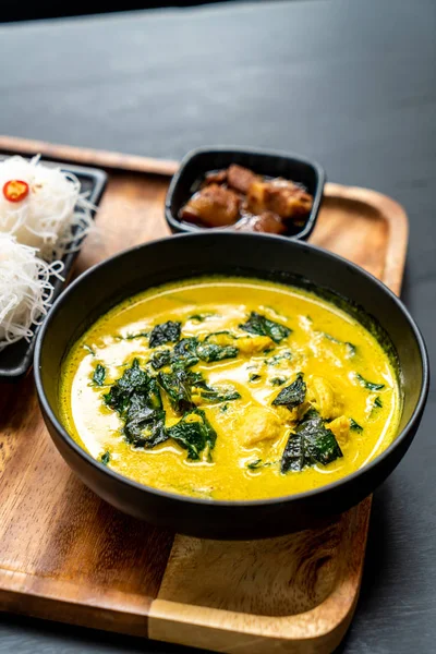 Tay çorbası ile Yengeç ve Hindistan cevizi sütü - Tay gıda tarzı köri