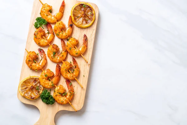 Limon - deniz ürünleri tarzı ile ızgara kaplan karides şiş