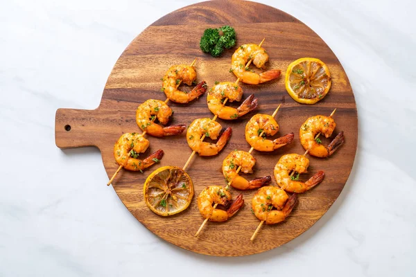 Limon - deniz ürünleri tarzı ile ızgara kaplan karides şiş