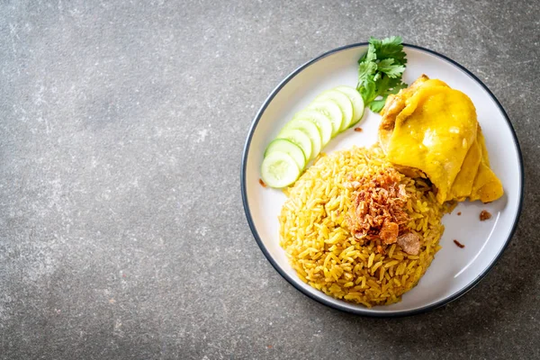 Tavuk - Müslüman gıda tarzı ile Müslüman sarı pirinç