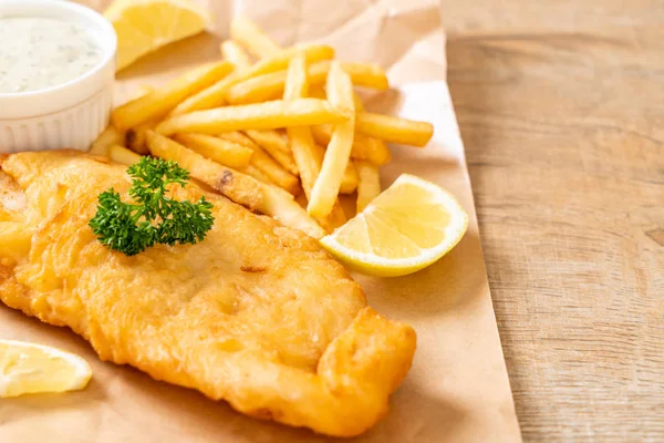 Balık ve patates kızartması. Sağlıksız yiyecekler.