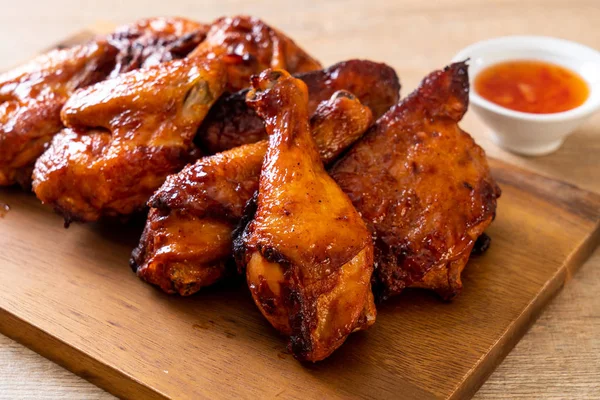 Masada ızgara ve ızgara tavuk.