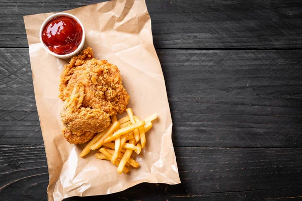 Kızarmış tavuk, patates kızartması ve nugget yemeği. Abur cubur ve sağlıksız yemek.