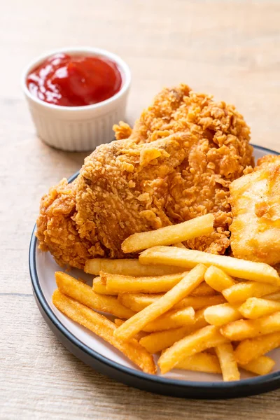 Kızarmış tavuk, patates kızartması ve nugget yemeği. Abur cubur ve sağlıksız yemek.
