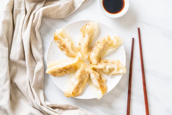 Japon gyoza 'sı ya da soya soslu hamur tatlısı.