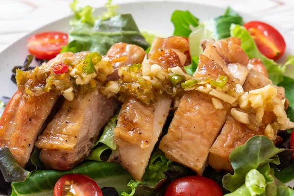 ızgara tavuk salata sebze - sağlıklı gıda tarzı ile