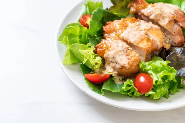 Frango Grelhado Com Salada Vegetal Estilo Comida Saudável — Fotografia de Stock