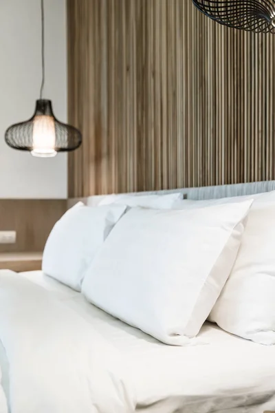 Otel Yatak Odası Dekorasyonda Yatak Üzerinde Rahat Yastık — Stok fotoğraf