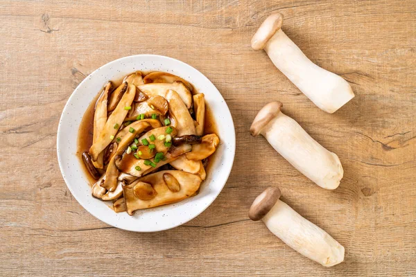 İstiridye soslu kızarmış kral istiridye mantarı. Sağlıklı, vejetaryen ya da vejetaryen yemek tarzı.