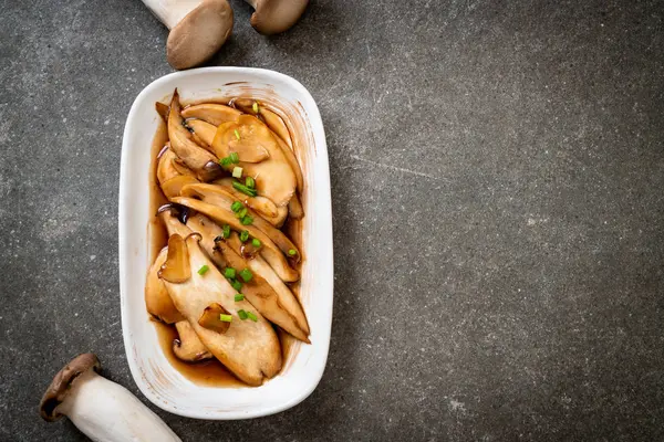 İstiridye soslu kızarmış kral istiridye mantarı. Sağlıklı, vejetaryen ya da vejetaryen yemek tarzı.