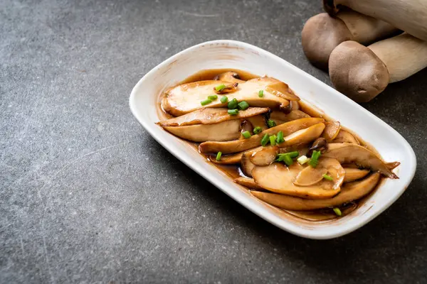 İstiridye soslu kızarmış kral istiridye mantarı. Sağlıklı, vejetaryen ya da vejetaryen yemek tarzı.