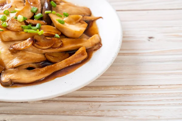 İstiridye soslu kızarmış kral istiridye mantarı. Sağlıklı, vejetaryen ya da vejetaryen yemek tarzı.