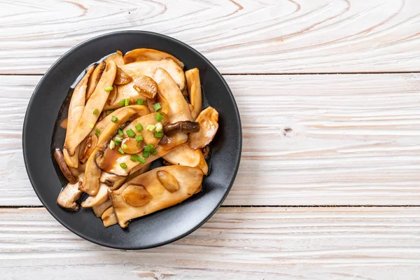 İstiridye soslu kızarmış kral istiridye mantarı. Sağlıklı, vejetaryen ya da vejetaryen yemek tarzı.