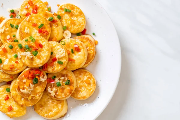 Sahanda yumurta yumuşak tofu sarımsak - sağlıklı, vegan ve sebze gıda tarzı