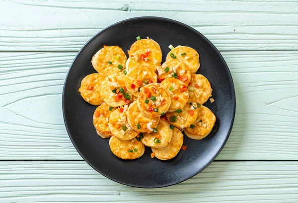 Sahanda yumurta yumuşak tofu sarımsak - sağlıklı, vegan ve sebze gıda tarzı