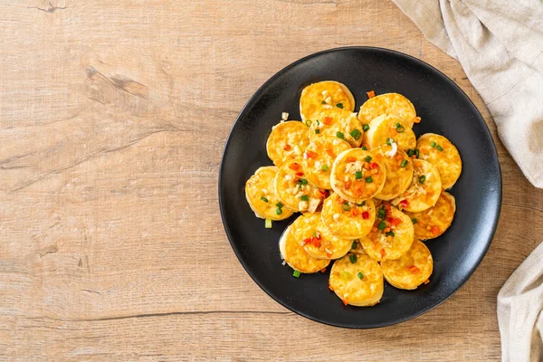 Sahanda yumurta yumuşak tofu sarımsak - sağlıklı, vegan ve sebze gıda tarzı