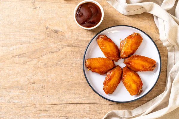 Barbekü tavuk kanadı sosu ile