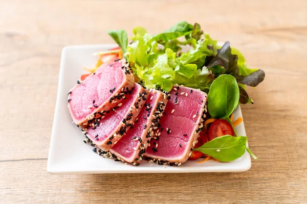 Taze ton balığı ve sebze salatası. Sağlıklı yemek.