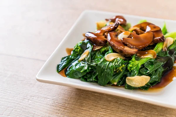 Sarımsaklı istiridye soslu kızarmış Hong Kong Kale heyecan