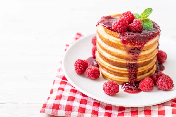 Taze ahududu ve frambuaz sos ile gözleme