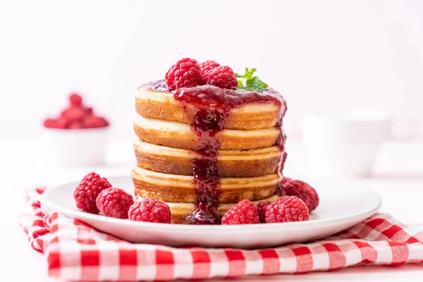 Taze ahududu ve frambuaz sos ile gözleme