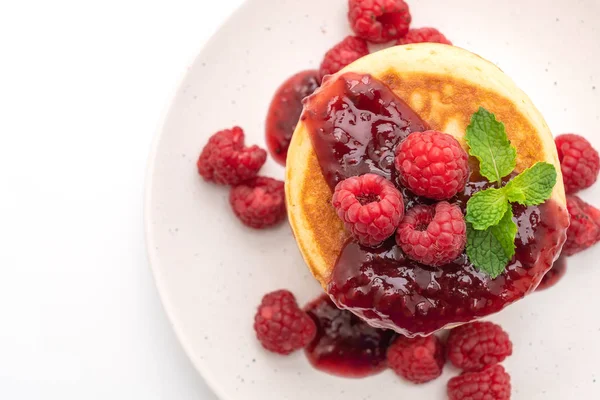 Taze ahududu ve beyaz arka plan üzerinde izole frambuaz sos ile gözleme