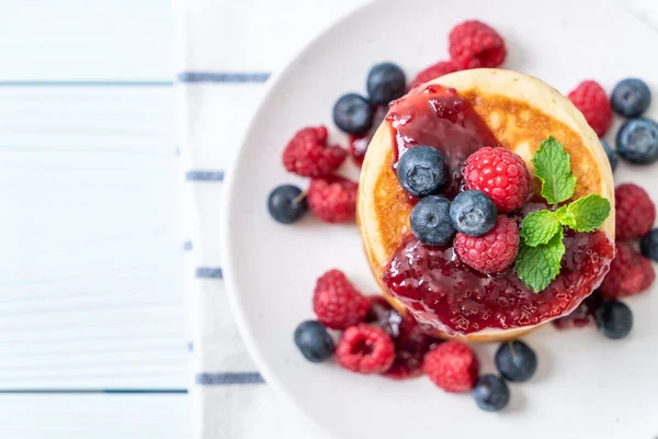 Taze ahududu ve yabanmersinli gözleme.