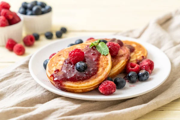 Taze ahududu ve yabanmersinli gözleme.