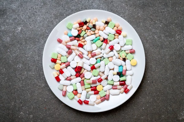 プレート Healthycare コンセプトの医療や薬薬局の薬の丸薬 — ストック写真