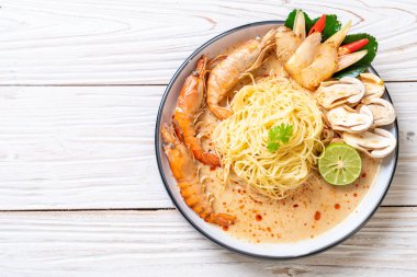Baharatlı karides spagetti makarna (Tom Yum Goong) - İtalyan Füzyon gıda tarzı