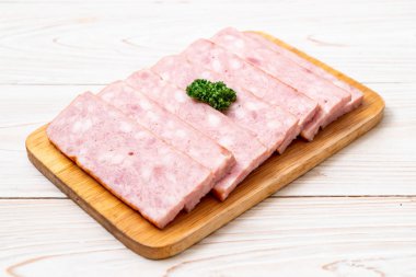 dilimlenmiş taze çiğ pastırma Barbekü