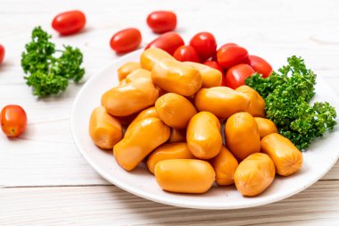 domuz eti kokteyl sosisi plaka üzerinde