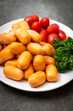 domuz eti kokteyl sosisi plaka üzerinde