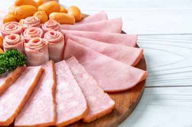 pastırma, sosis, jambon füme ve barbekü pastırma ahşap tahta üzerinde