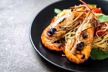ızgara karides ve domates - İtalyan Füzyon gıda tarzı ile tavada kızartılmış spagetti