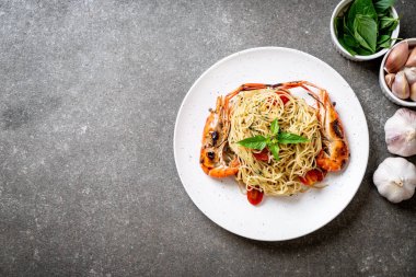 ızgara karides ve domates - İtalyan Füzyon gıda tarzı ile tavada kızartılmış spagetti