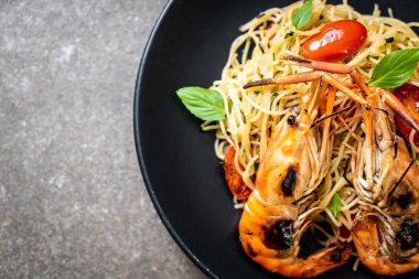 ızgara karides ve domates - İtalyan Füzyon gıda tarzı ile tavada kızartılmış spagetti