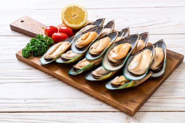 malzemelerle ahşap tahta üzerinde taze midye