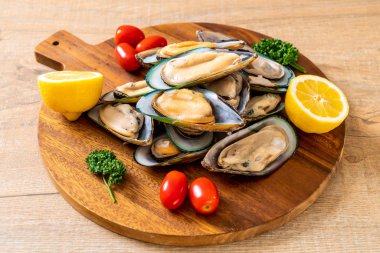 malzemelerle ahşap tahta üzerinde taze midye