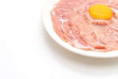 taze dilimlenmiş domuz ham yumurta pişirme veya shabu shabu ve beyaz arka plan üzerinde izole sukiyaki yapma ile
