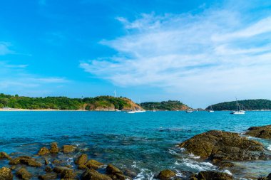 Güzel tropikal plaj ve deniz - tatil tatil kavramı