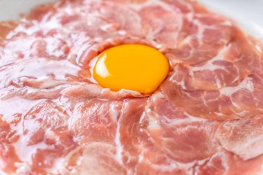 taze dilimlenmiş domuz ham yumurta pişirme veya shabu shabu ve sukiyaki yapma ile