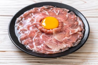 taze dilimlenmiş domuz ham yumurta pişirme veya shabu shabu ve sukiyaki yapma ile