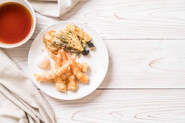 karides tempura (hırpalanmış kızarmış karides) sebze - Japon gıda tarzı